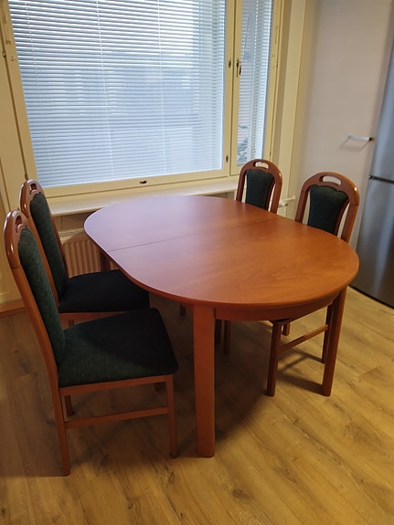Ruokapöytä ja 6 tuolia