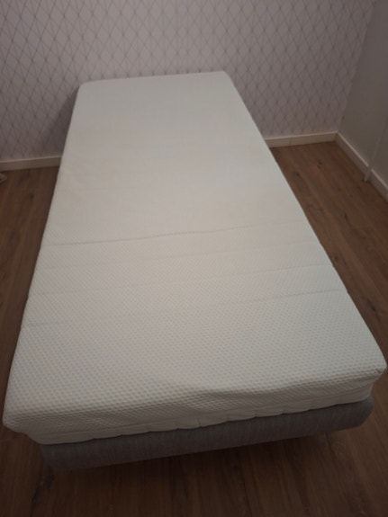 Myydään siisti patja Neat mattress for sale