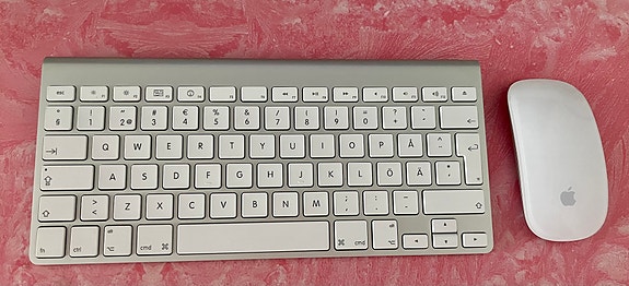 Apple näppäimistö ja magic mouse hiiri