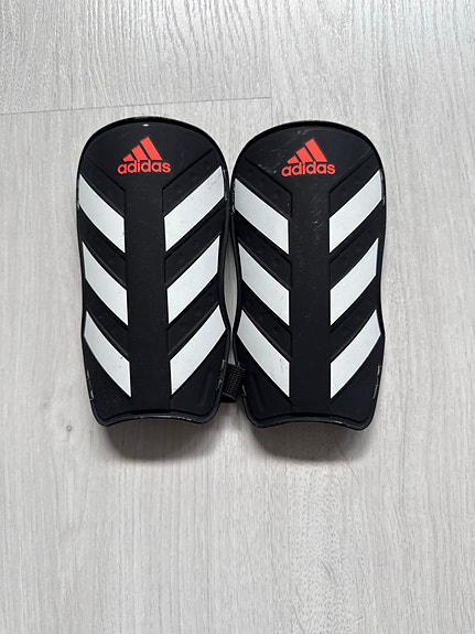 Adidas säärisuojat