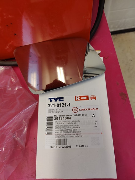 MB W204 sivupeilin lasi oikea