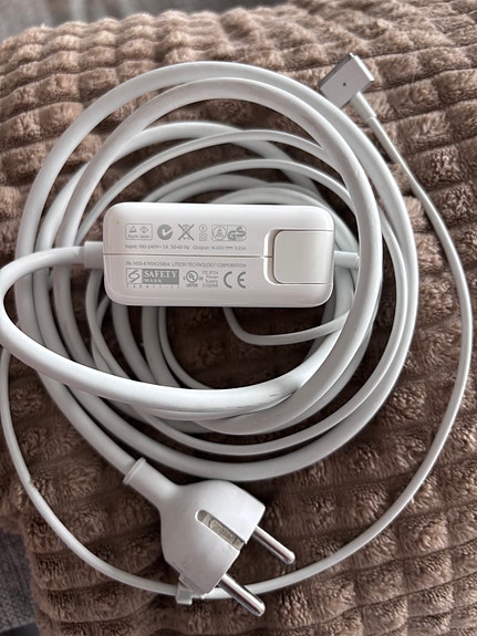Apple MagSafe -laturi kannettavalle, valkoinen