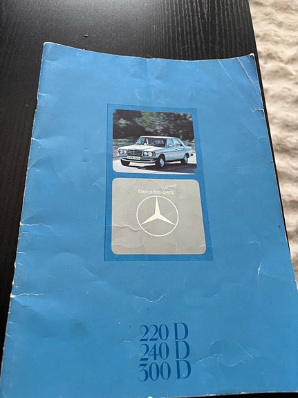 Mercedes-Benz 123 myyntiesite kirja