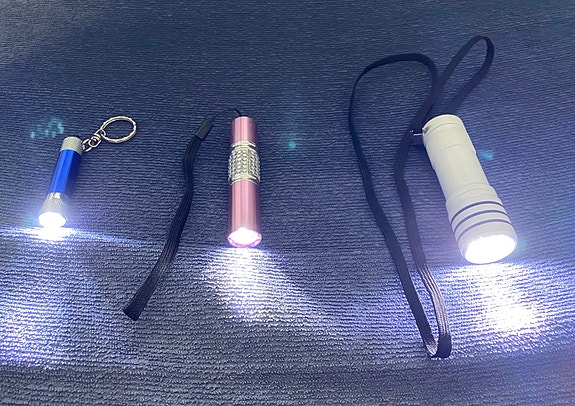 3 kpl pienet led-taskulamput