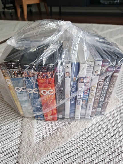 The OC, The Office ja Sherlock dvd-boksit