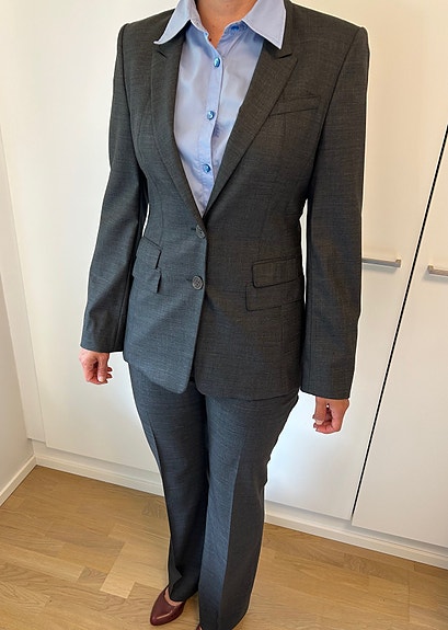 Naiten Hugo Boss -puku, koko 36