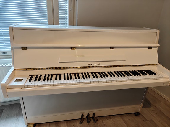 Myydään Samick piano