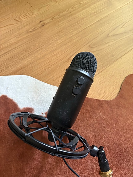 Blue USB-mikrofoni ja pöytäteline, musta