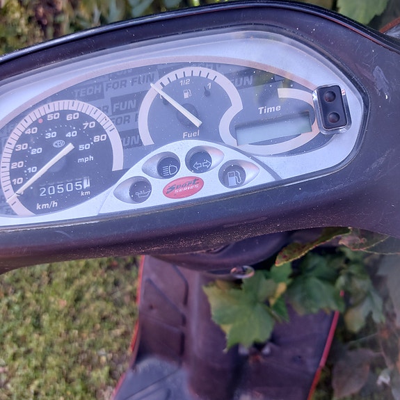 Piaggio skootteri punainen varaosiksi
