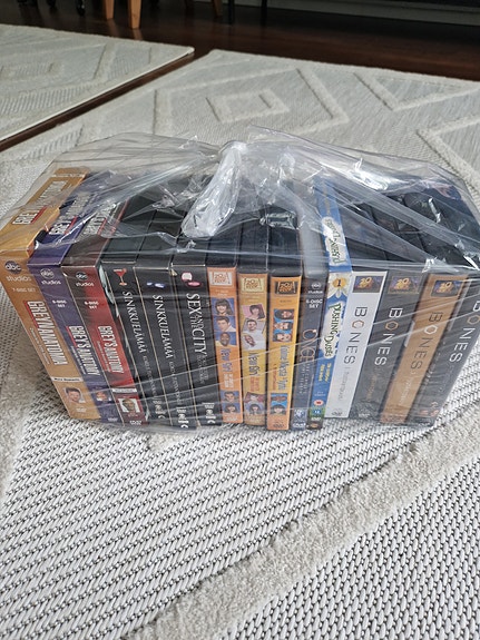 DVD-sarjapaketti: Grey’s Anatomy, Sex and the City, New Girl, Bones ym.
