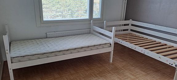 puinen sänky, selkänojalla