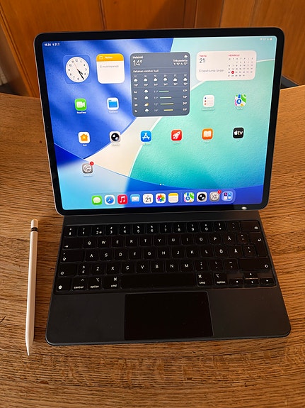 Apple iPad Pro (4. sukupolvi) 256 GB + näppäimistö + kymä