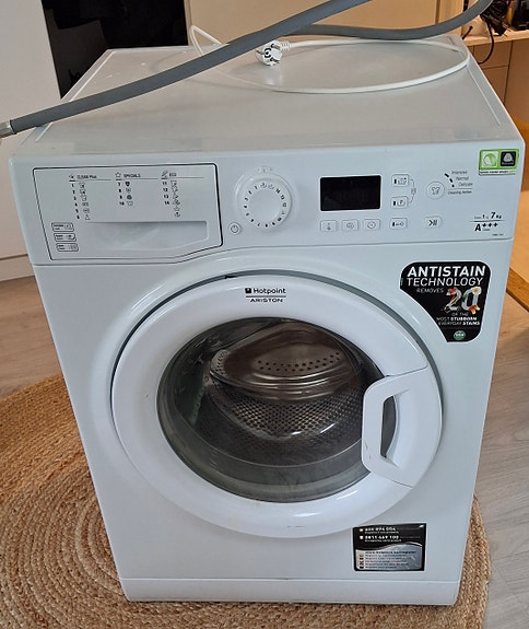 Hotpoint Ariston edestä täytettävä pesukone valkoinen