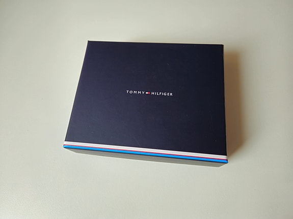 Uusi Tommy Hilfiger lompakko