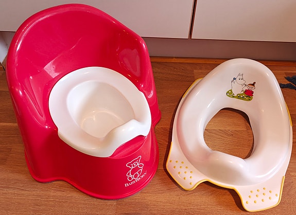 Punainen Baby Björn -potta sekä Muumi-wc-istuimenpienennin