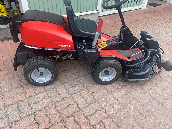 JONSERED RF2113 Päältäajettava ruohonleikkuri