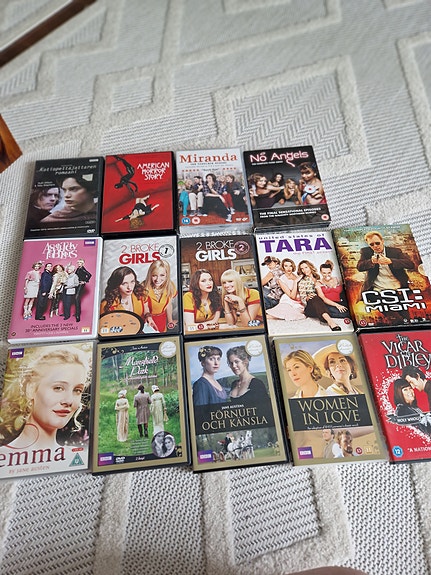 DVD-sarjoja ja elokuvia pakettina