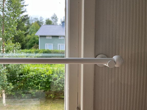 Valkoinen säädettävä verhotanko