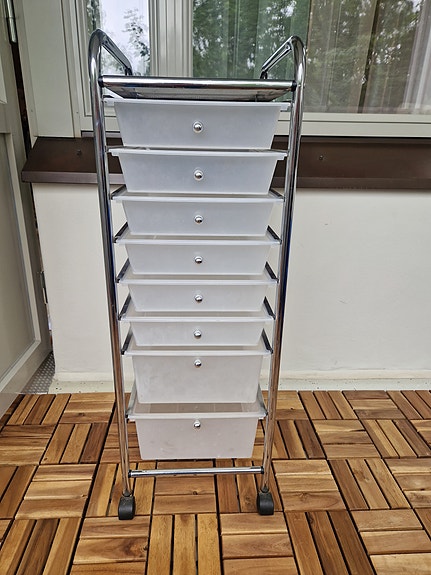 Metallinen laatikosto pyörillä, 8 laatikkoa