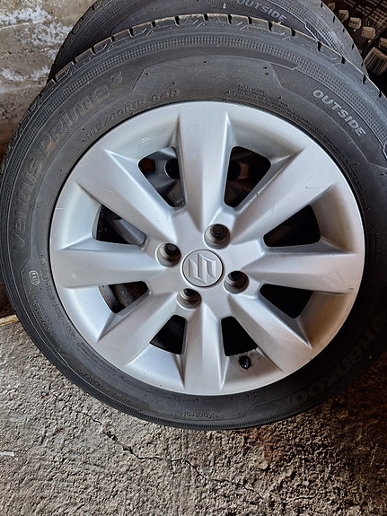 Suzukin kesärenkaat vanteilla 185/60/15