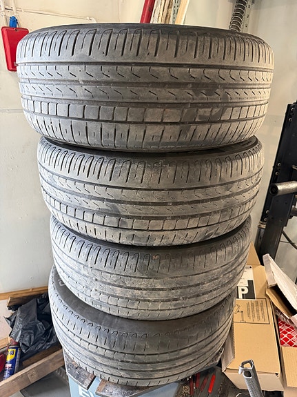 Myydään renkaat 215/55 R17