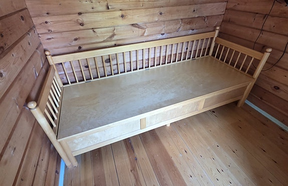 Vanha puinen vuodesohva