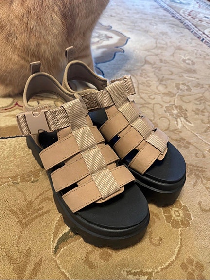UGG nahkaiset sandaalit koko 39, beige