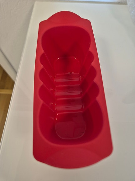 Tupperware punainen silikoninen leipävuoka