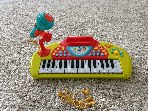 Lasten piano mikrofonilla
