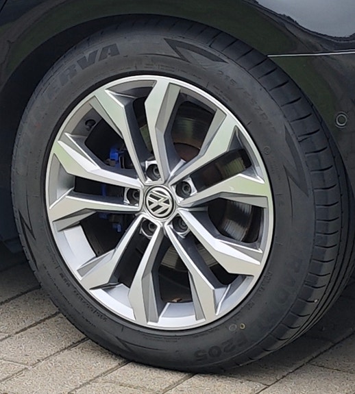 VW Passat B8 Soho 17" aluvanteet hyvillä kesärenkailla