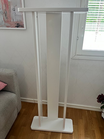 Unipuun kirjoituspöydän hylly