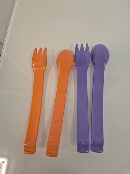 Tupperware muoviset lasten aterimet oranssi ja violetti