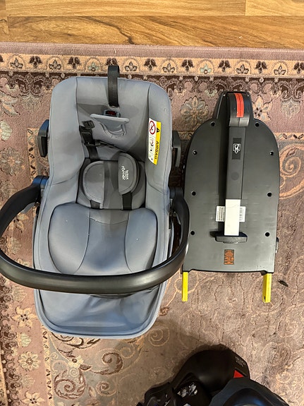 Britax Römer Baby-Safe Core turvakaukalo ja telakka