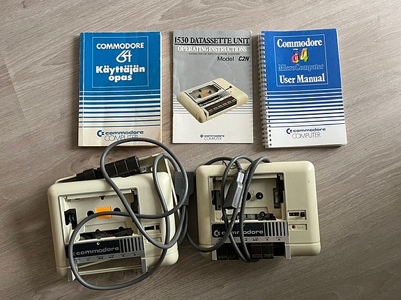 Commodore 64 kasettiasemat ja käyttöoppaat
