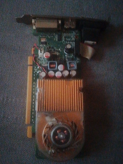 PCI-E näytönohjain VGA/DVI/HDMI-liitännöillä