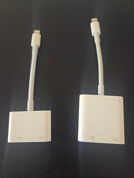 Apple, Lightning–HDMI ja Lightning–USB sovittimet (hinta erikseen)