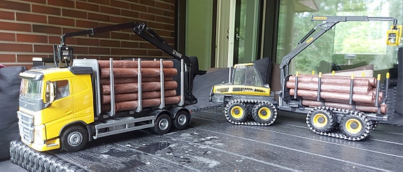 Volvo puutavara-auto ja Ponsse metsäkone