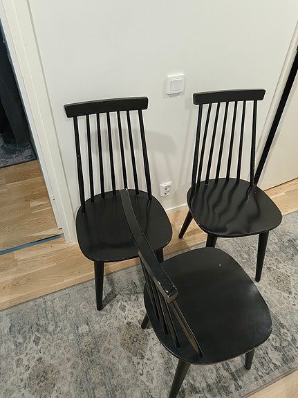 Mustat ruokapöydän tuolit