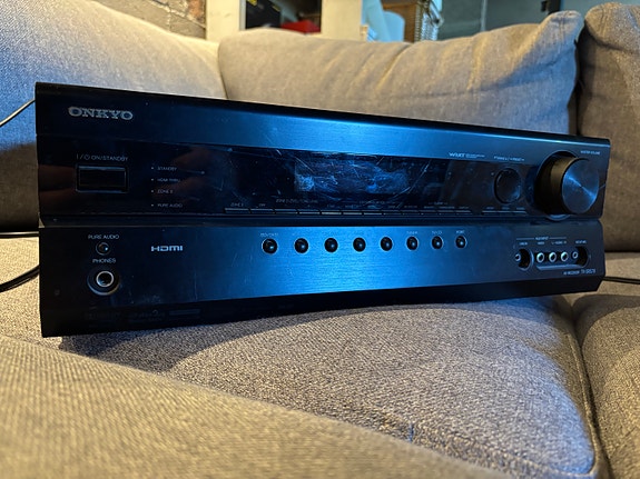 Onkyo musiikki/kotiteatterivahvistin