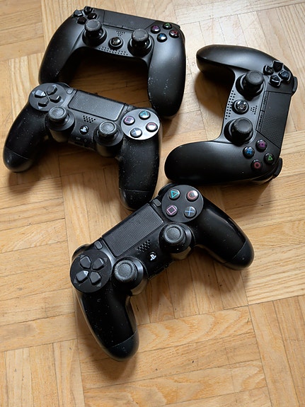 Sony PlayStation 4 ohjaimet musta