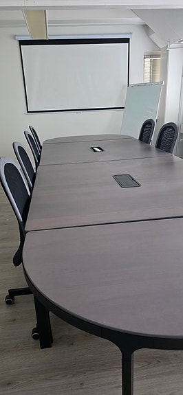 Neuvotteluhuoneen pöytä + 8 tuolia + projektori + valkokangas