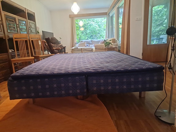 2 runkopatjasänkyä ja petauspatja 160cm