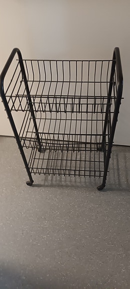 Metallinen musta hyllykkö pyörillä