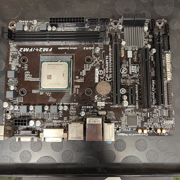 Gigabyte FM2/FM2+ Emolevy ja A10-5800 prossu
