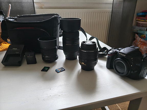 Nikon D5100 digijärjestelmäkamera ja objektiiveja