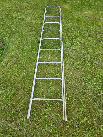 Metallinen kattosilta tikas