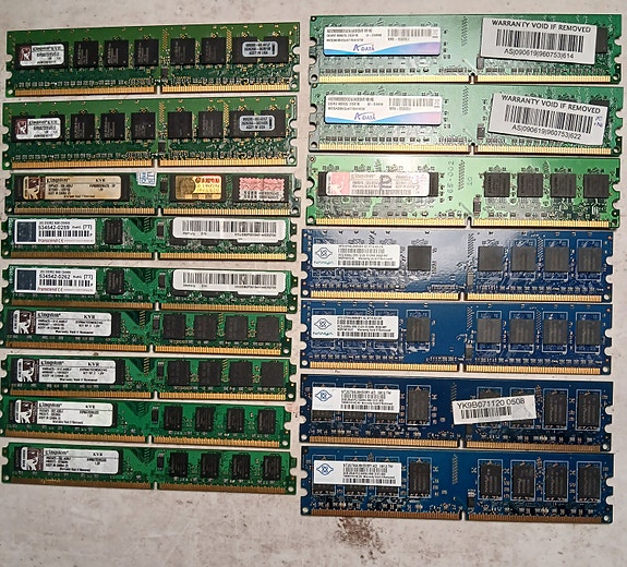 DDR 2 - muistia. 2gb x 11kpl + muita