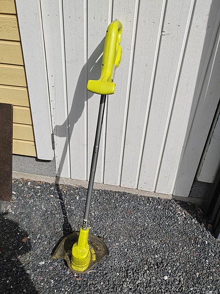 Ryobi 18V ruohotrimmeri ja One+ akkulaturi