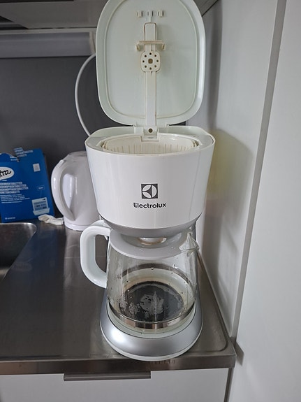 Electrolux valkoinen kahvinkeitin lasikannulla