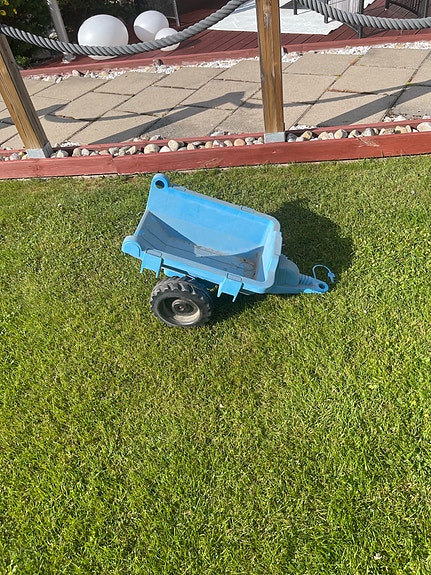 Plasto sininen lelutraktorin peräkärry